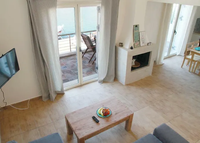 Xaradiotis House - A Modern Away From *